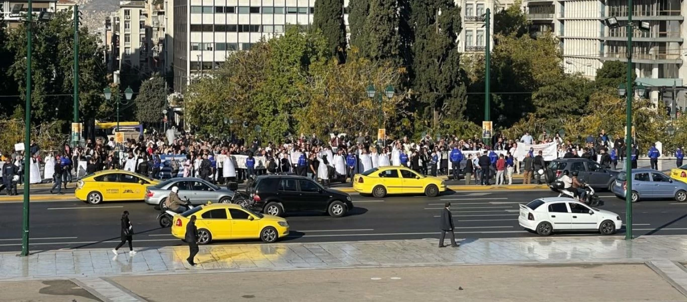 Συγκέντρωση διαμαρτυρίας υγειονομικών στο Σύνταγμα - «Χάνονται ζωές με τις αναστολές»